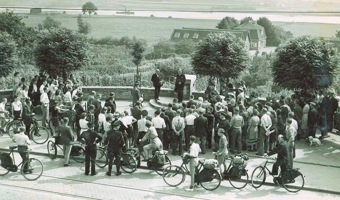 • De onthulling van het monument in Rhenen in 1949.