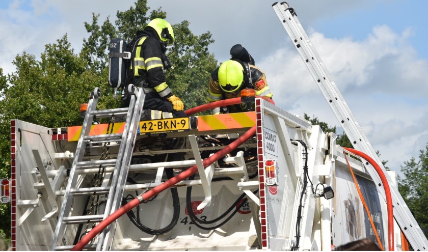 • De brandweer bluste de brand in de vuilniswagen.