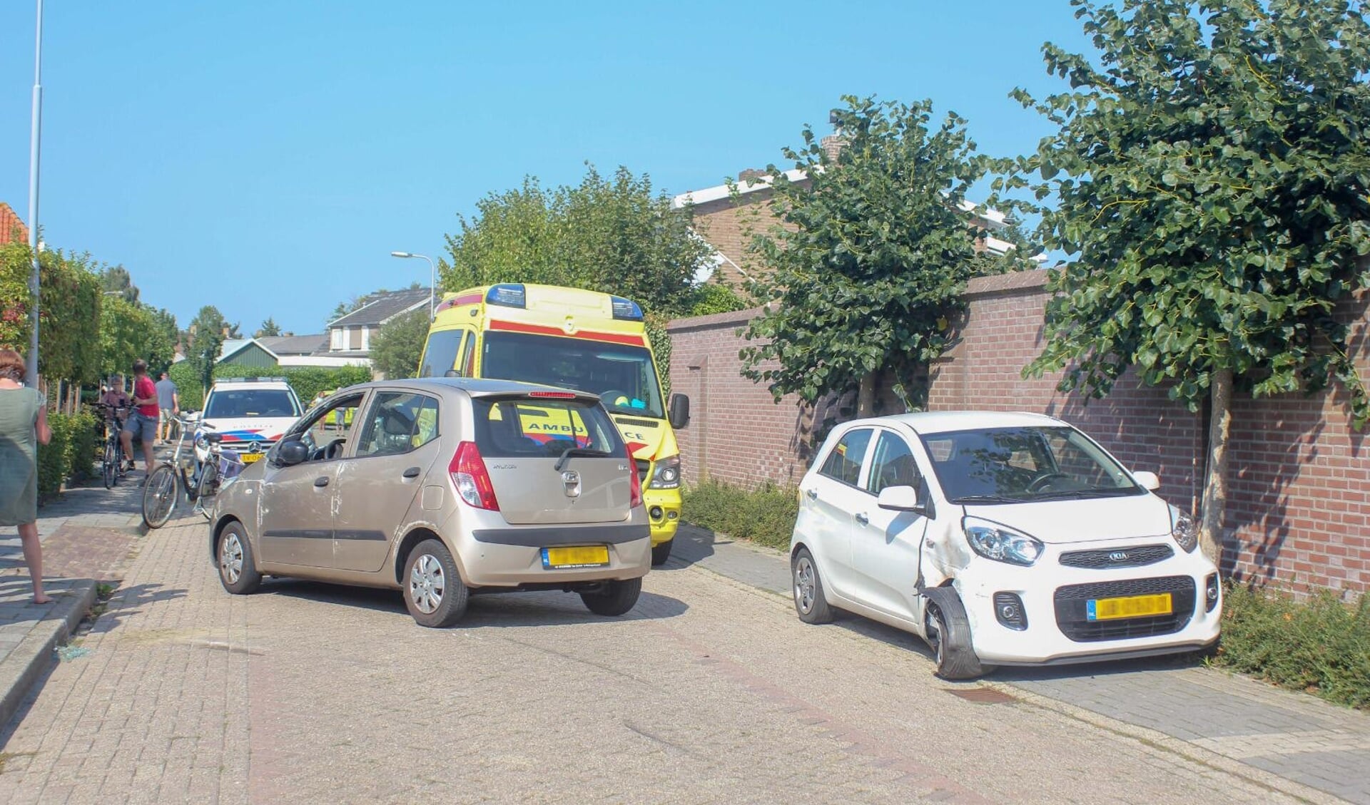• Een auto ramde een geparkeerde auto in Hedel.