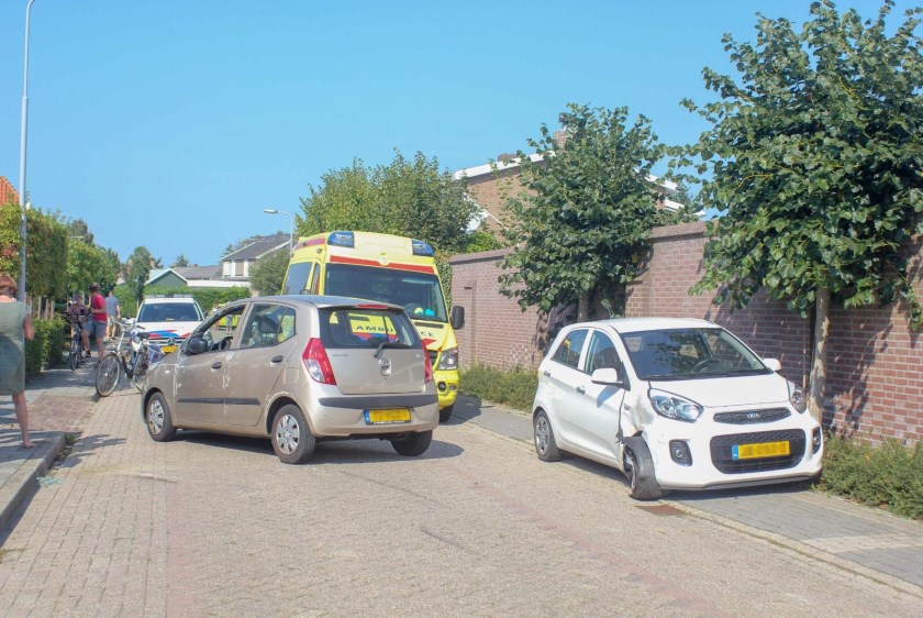 • Een auto ramde een geparkeerde auto in Hedel.