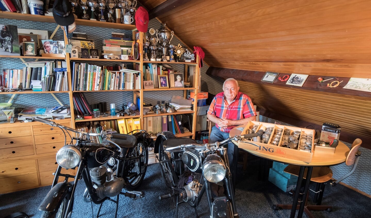 • Koen Muijlwijk op de zolder van zijn woonhuis, waar ook een 125 cc DKW uit 1940 (l) en een 125 cc DKW uit 1951 staan.