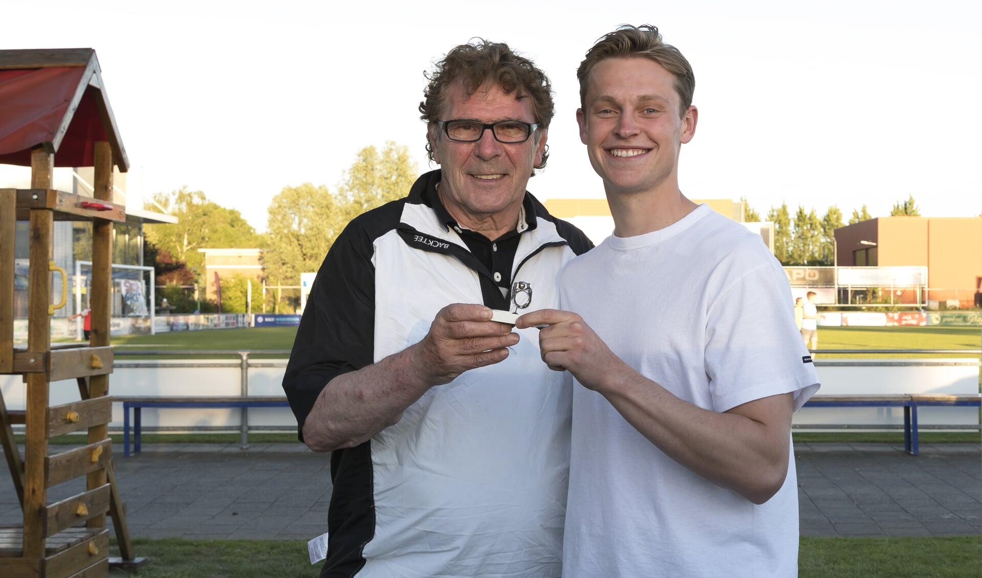 • Frenkie de Jong samen met Willem van Hanegem bij ASV Arkel.