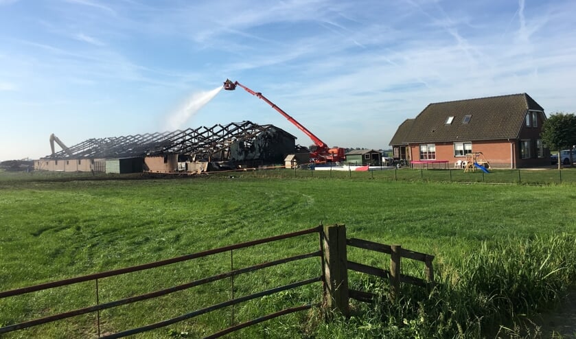 • Nablussen bij de uitgebrande varkenshouderij in Streefkerk.