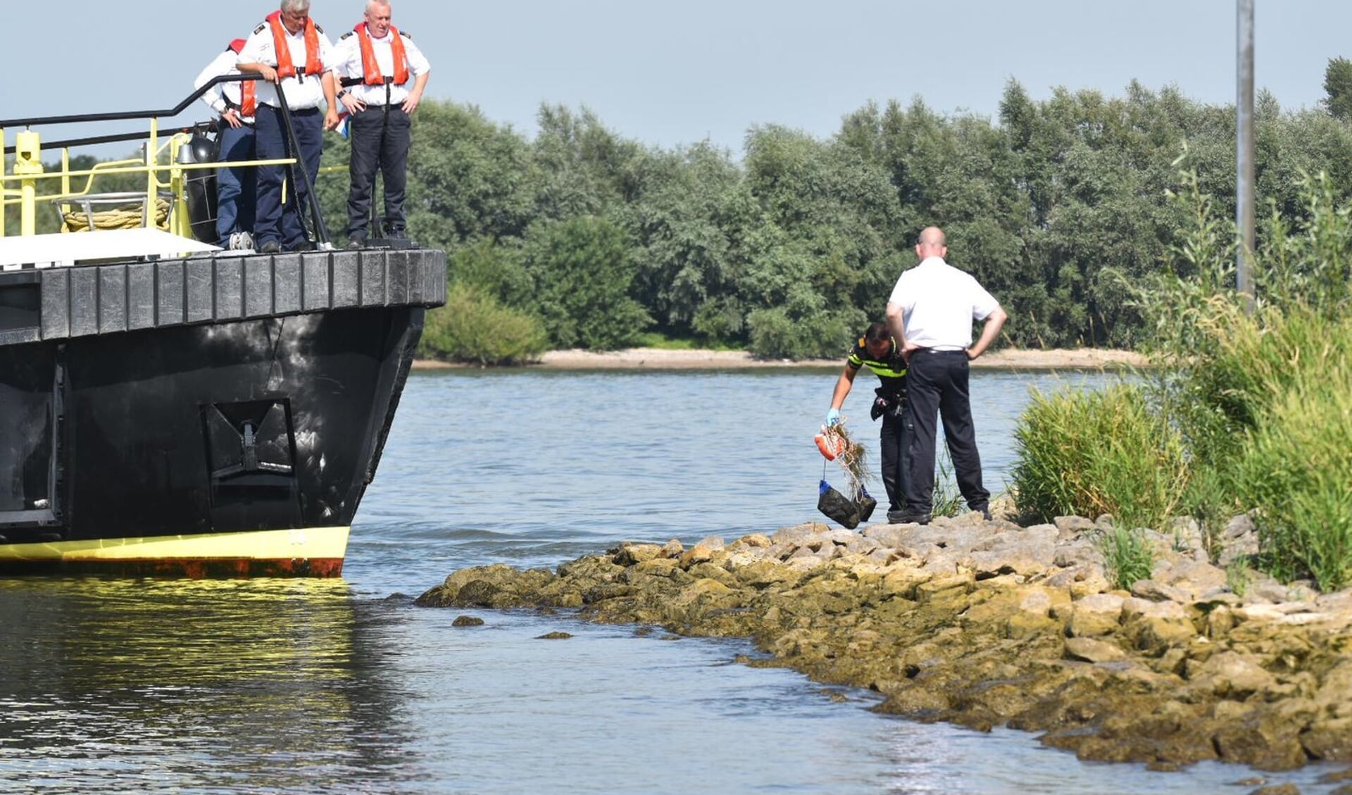 • Politie en Rijkswaterstaat werden ingeschakeld voor een verdachte situatie op de Waal bij Brakel.