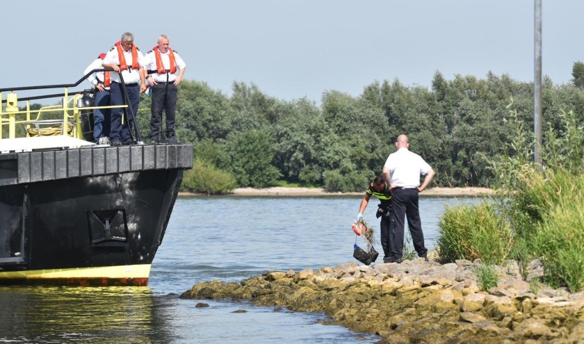 • Politie en Rijkswaterstaat werden ingeschakeld voor een verdachte situatie op de Waal bij Brakel.