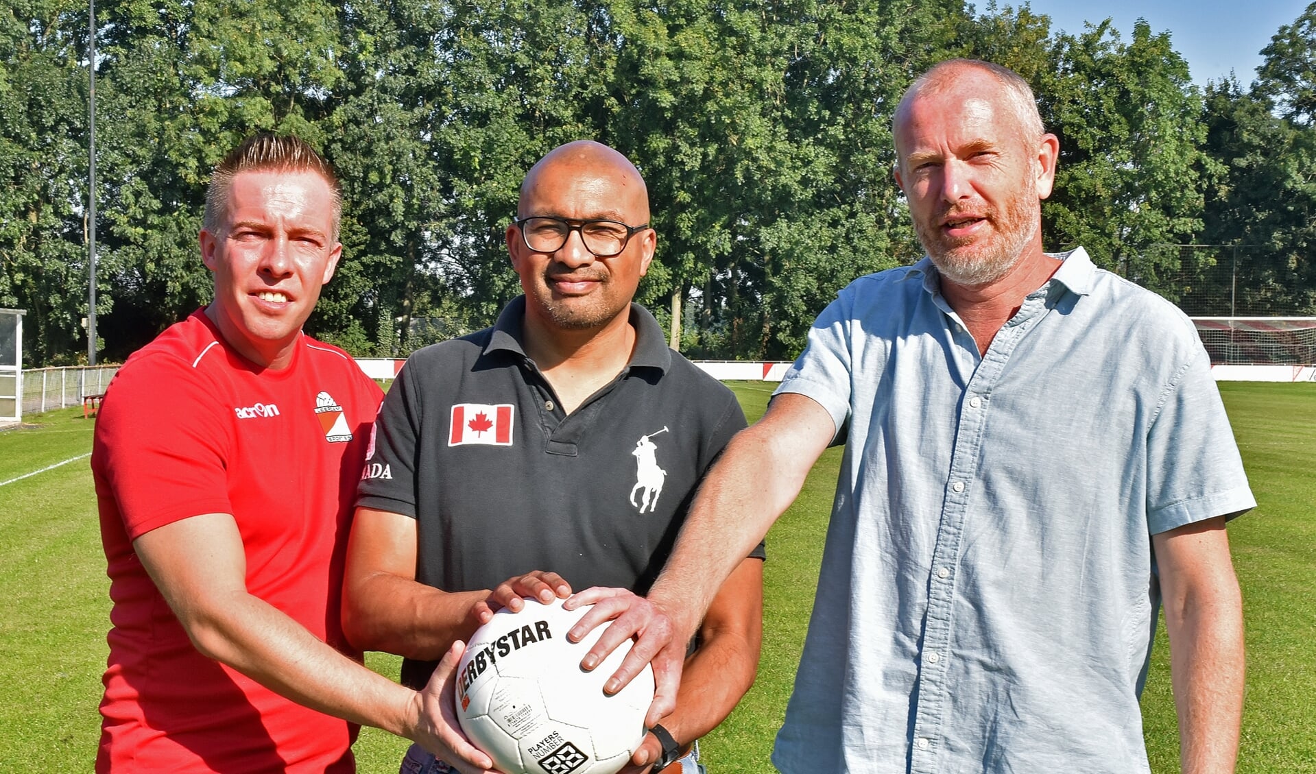 • Van Beest, Latumaerissa en Elbertse zien walking football wel zitten.