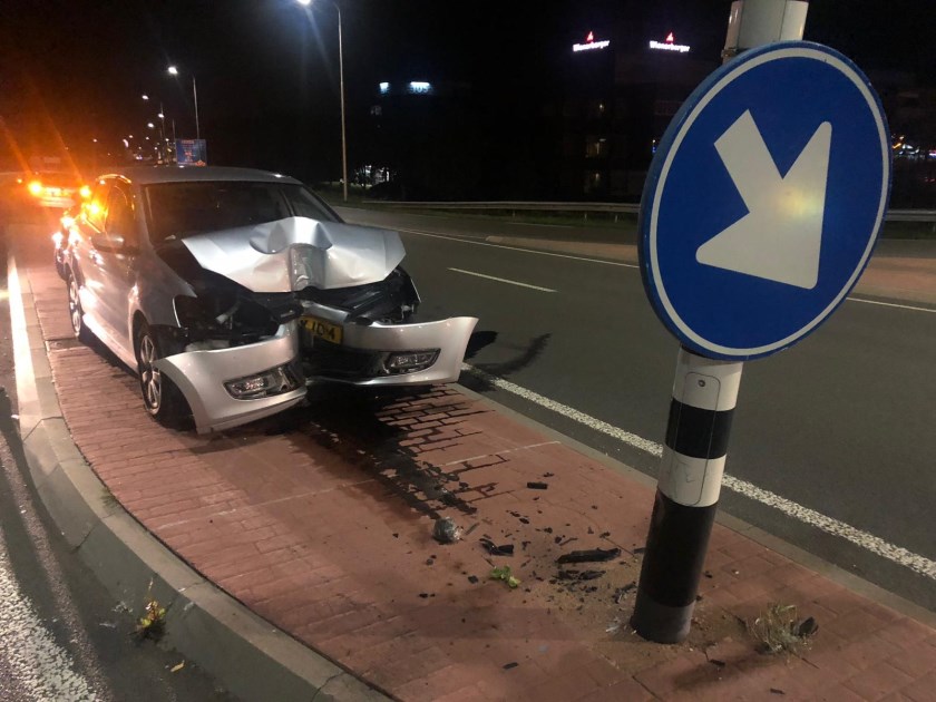 • Een automobilist botste tegen de paal van een verkeerslicht.