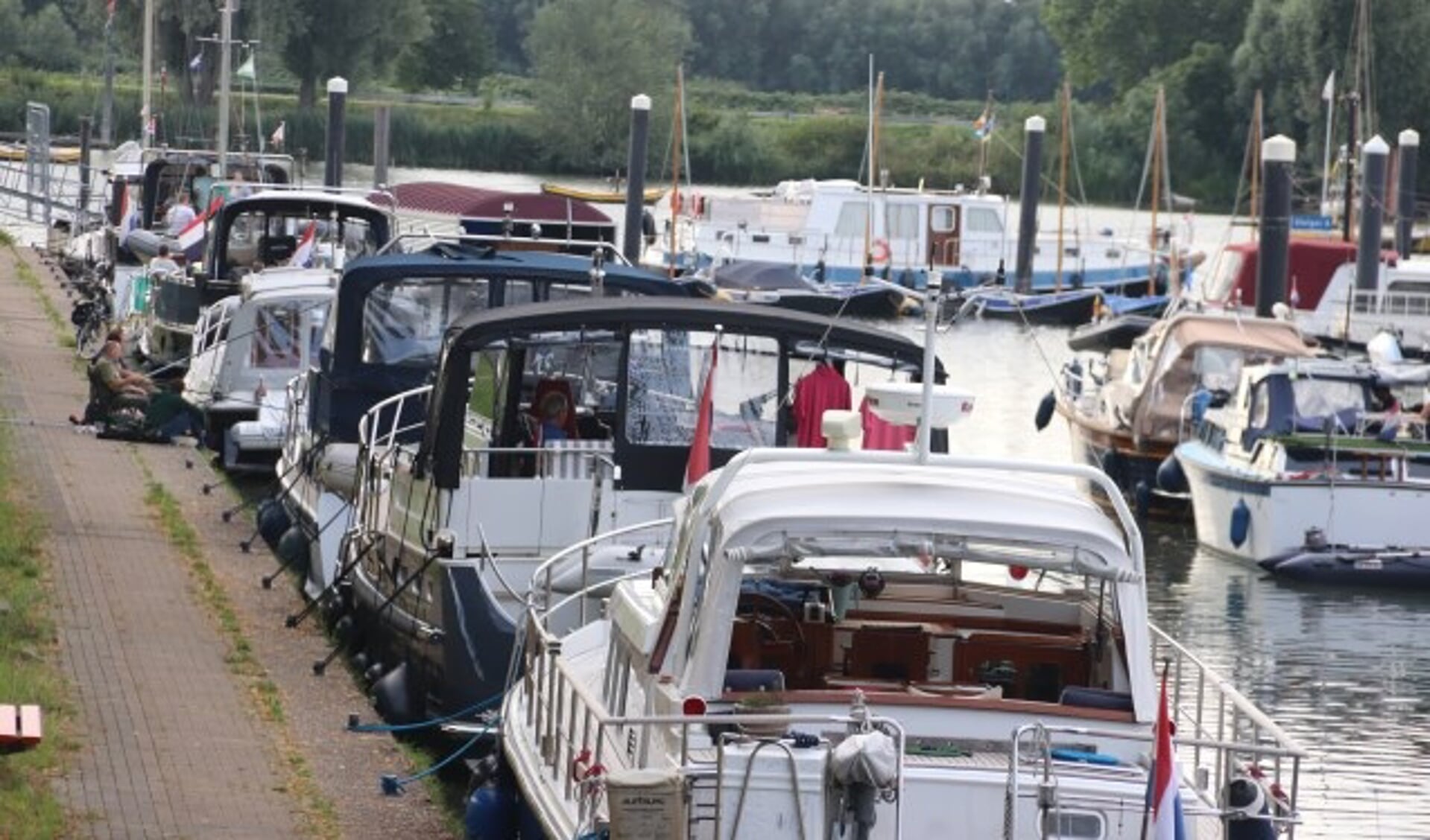 Vele grote jachten bezoeken de Culemborgse Jachthaven. De een is nog mooier dan de ander. Culemborgers gaan graag een kijkje nemen.