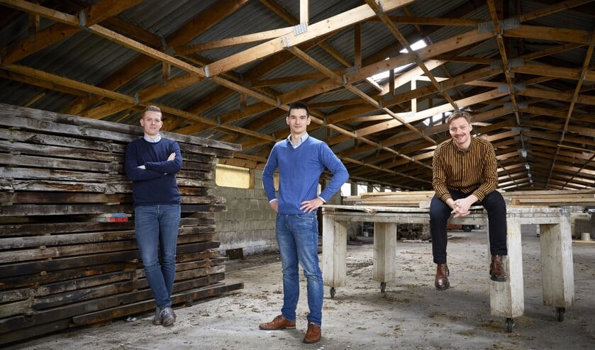• Het team van InsectoCycle in de stal.