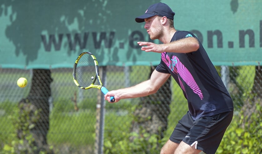 • Guus van Zeelst in actie tijdens de finale van het Harvest Open.