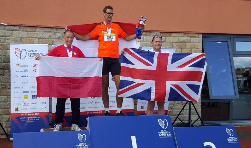 • Erik Paalvast op het podium na zijn winst bij het hoogspringen.