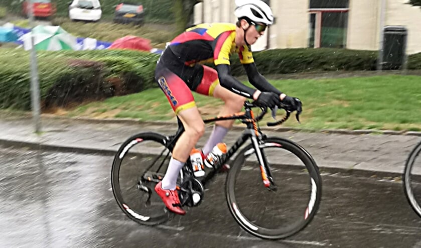 • Patrick de Jong in de stromende regen in Berg en Terblijt.