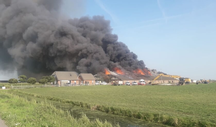 • De rookwolken zijn in de wijde omgeving zichtbaar. Foto: Twitter ZHZ Actueel