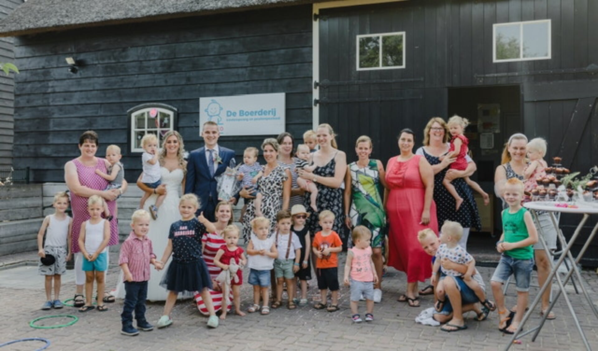 Juf Anouk trouwt en daarom is het feest bij De Boerderij in Bleskensgraaf.