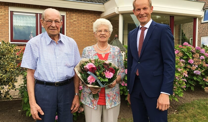 • Echtpaar Van der Hoeven met locoburgemeester Slob.