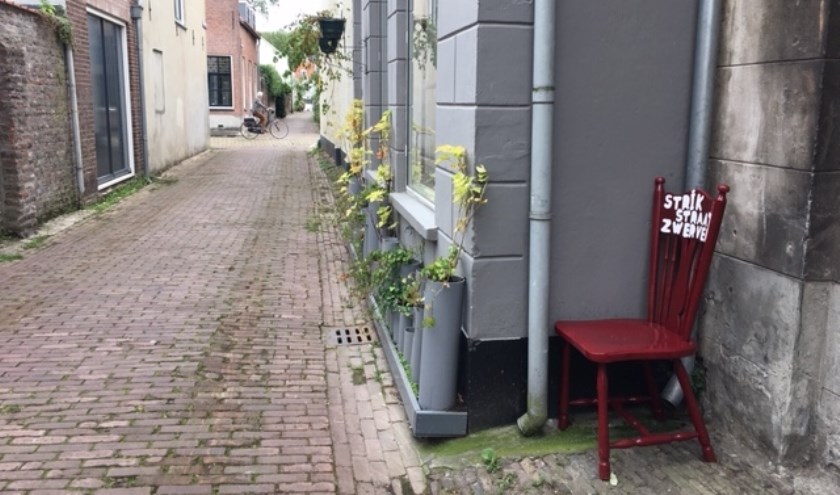 • De stoelen staan op rustige punten zoals in de Strikstraat, maar ook voor de Sint-Maartenskerk waar veel mensen langs komen.