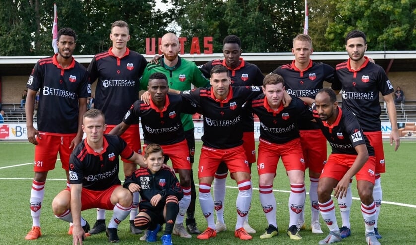 • Het basiselftal van Unitas tegen Juliana'31 (2-2).