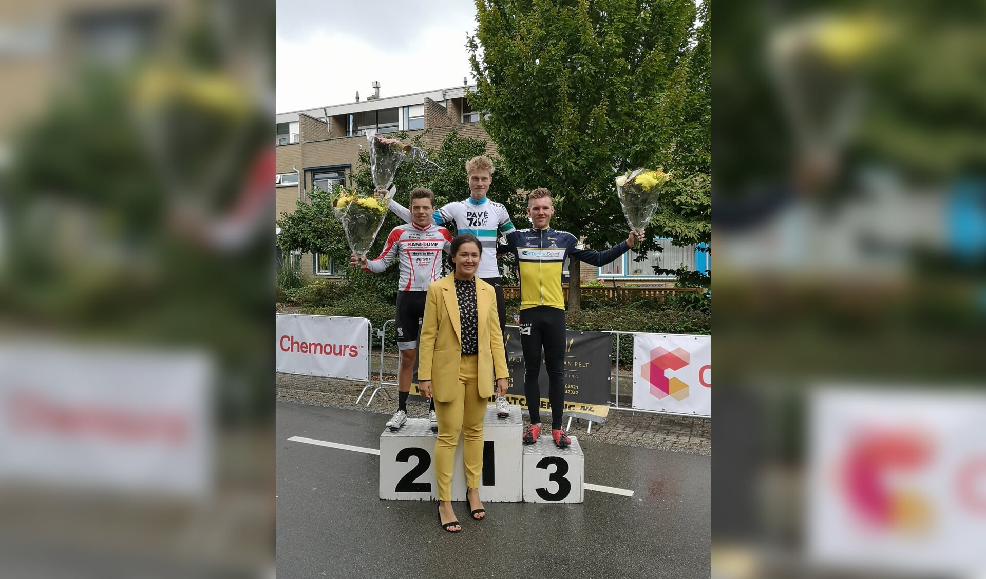 • Jens Bassa (r) derde in de Ronde van Dordrecht voor nieuwelingen.