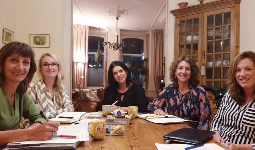 Een aantal leden van het bestuur Women in Business Oudewater met in het midden succesvol zakenvrouw Laura Bellai. (Foto: PR)  