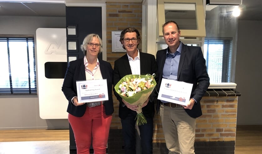 • De uitreiking van de award op het kantoor in Bergambacht.