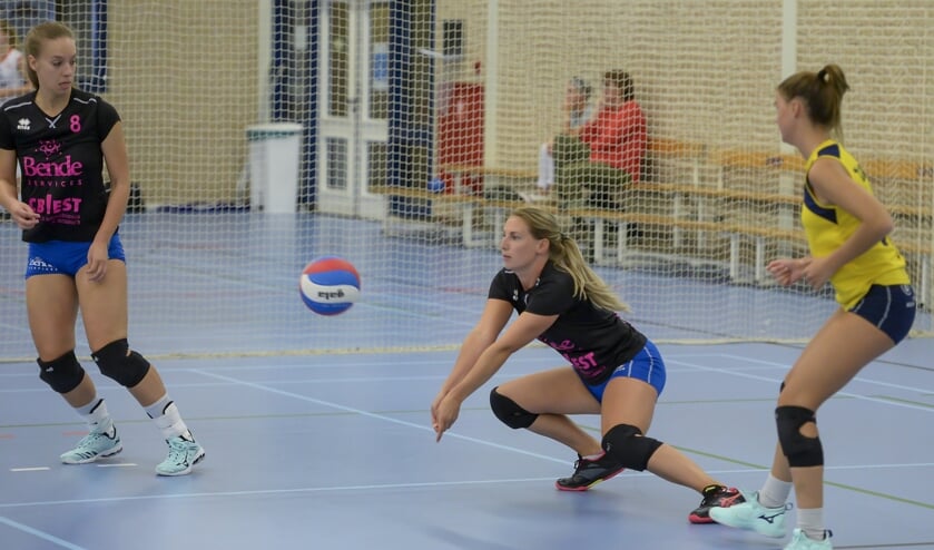 • Mandy Schalkwijk passt de bal, Julia van der Wal en Lizanne Vianen kijken toe.