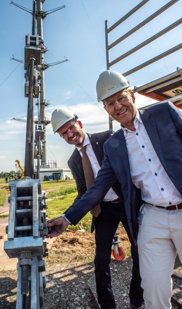 • Burgemeester Laurens de Graaf (l) en KNMI-directeur Gerard van der Steenhoven.