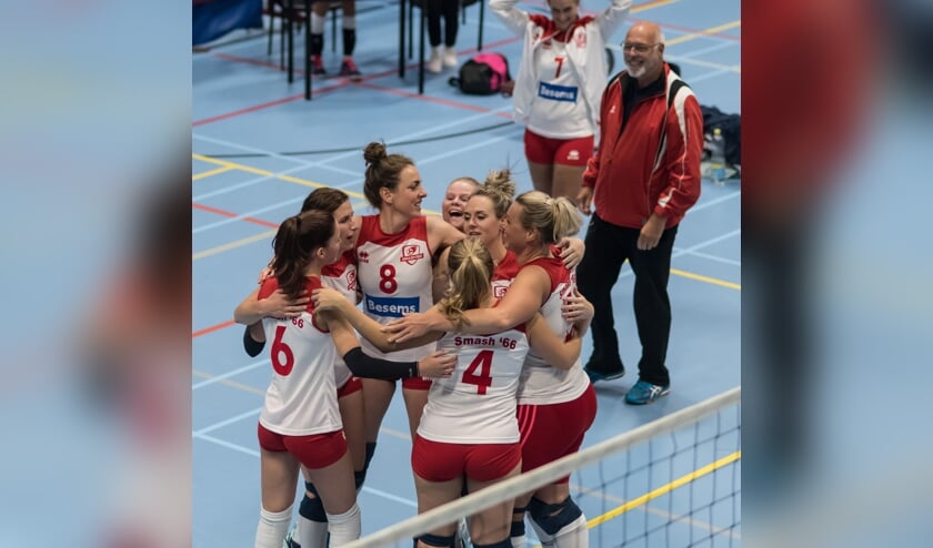 • De dames van Smash vieren hun overwinning.