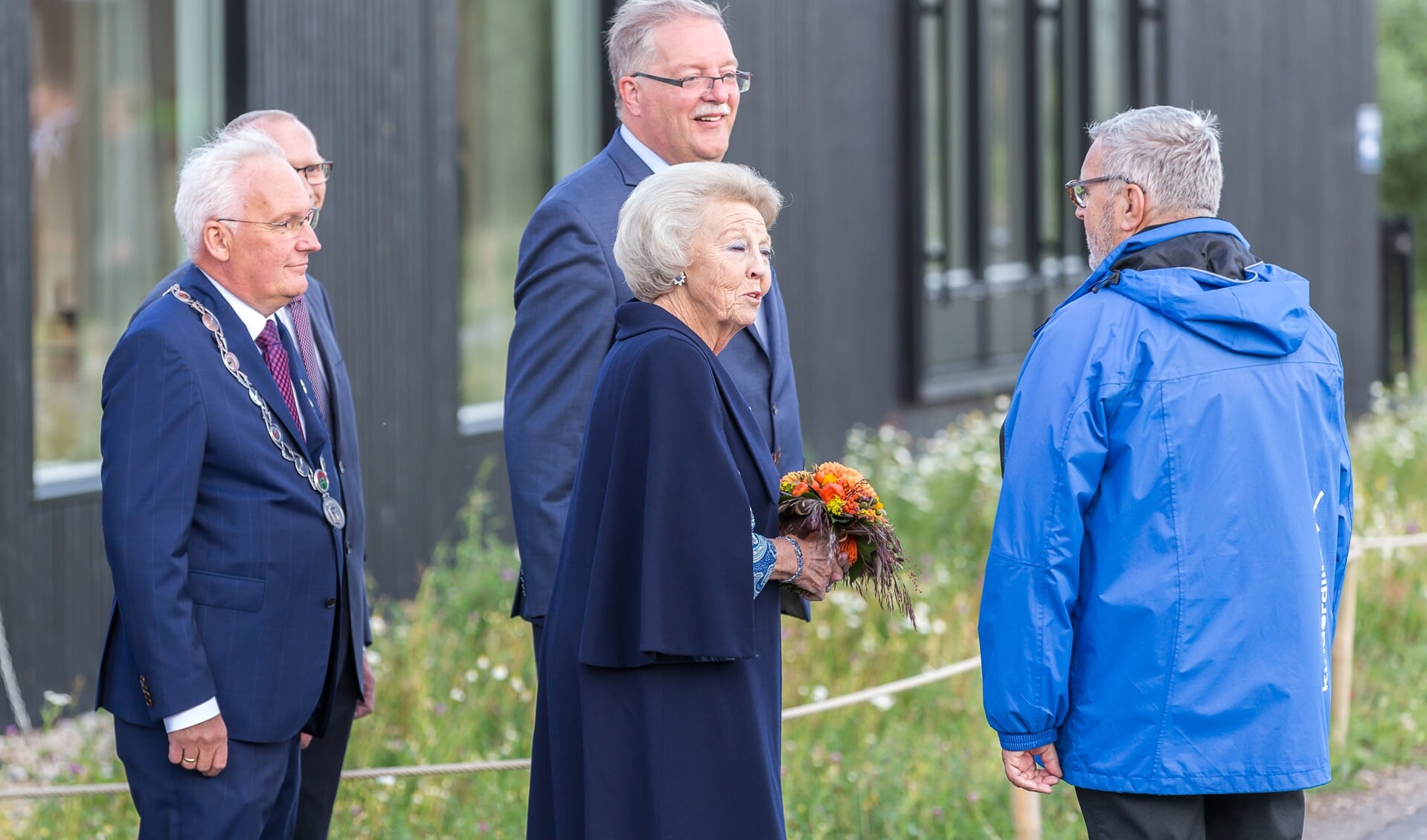 • Burgemeester Van der Borg bij het gezelschap met Prinses Beatrix.