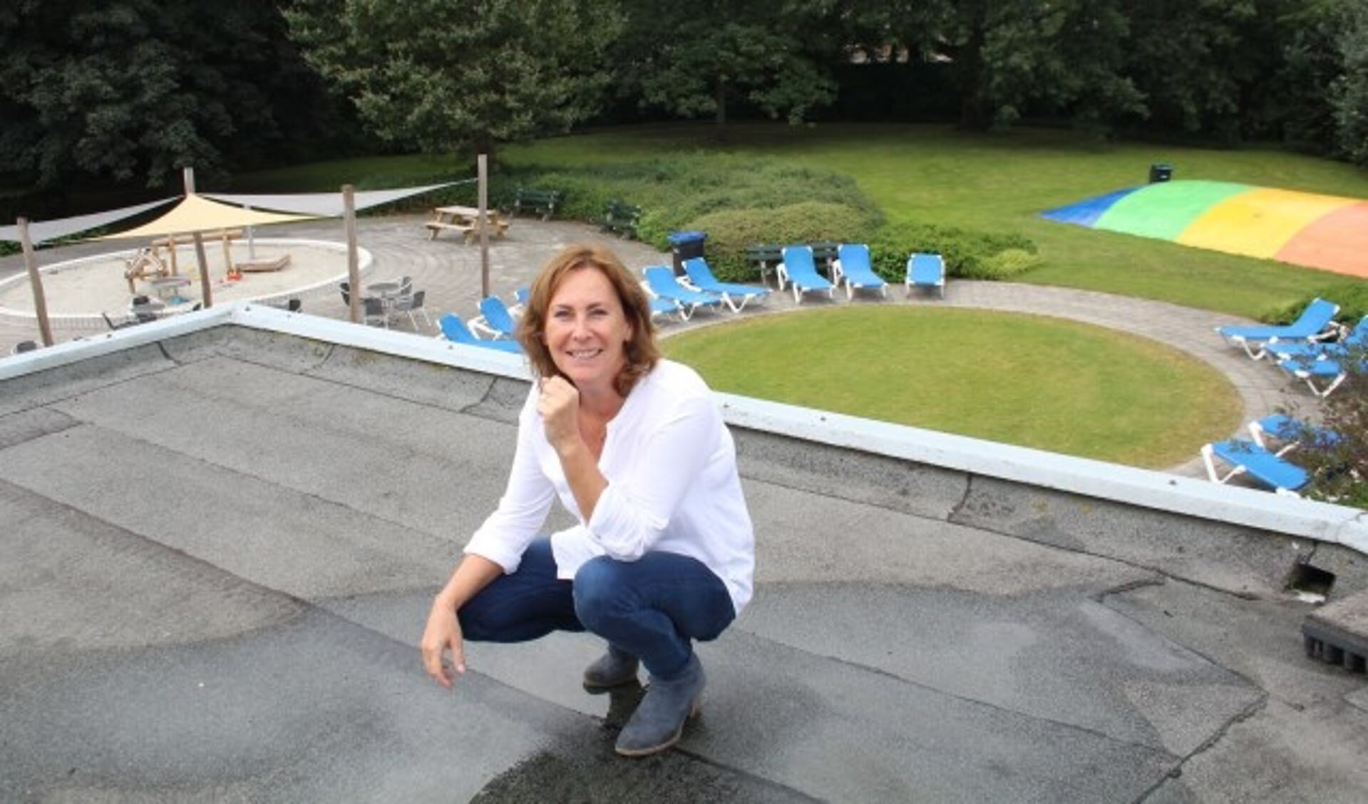Manager Miranda Bakkenes is – even op het dak – echt ‘in de wolken’ met het uitzicht over de nieuwe buitenruimte. (Foto: Lysette Verwegen)