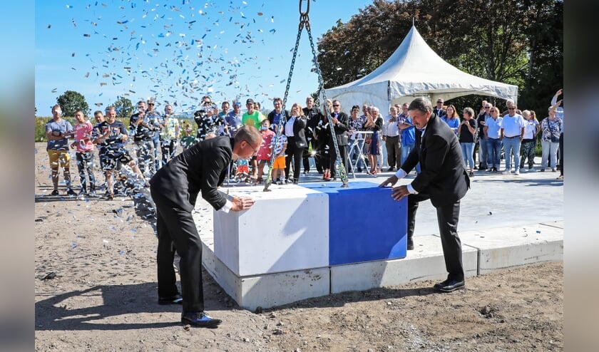 Eerste steenlegging nieuwe bouwhallen Mispelgat
