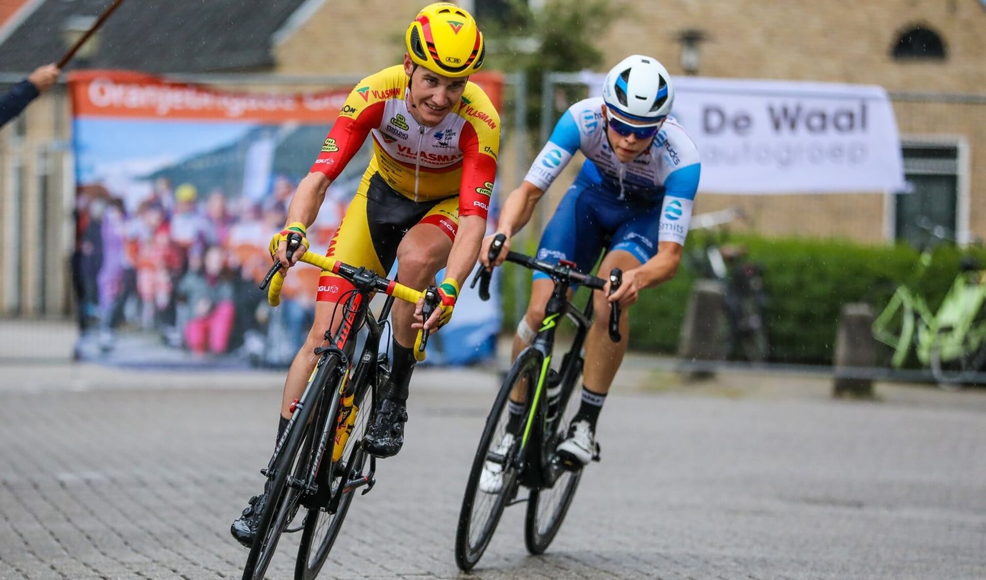 • Kelvin van den Dool in actie in de Ronde van Giessenburg.