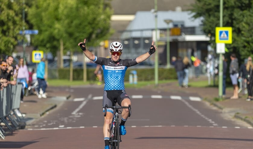 • Robin Blummel soleert naar de zege in Hank.