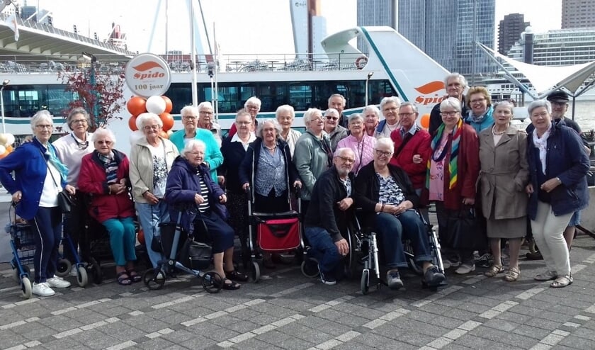 • De gasten van het inlooppunt bij de rondvaartboot.