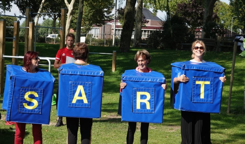 • Wethouder Anita Sørensen (rechts) deed mee met het letterpakkenspel.