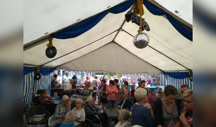 • Als afsluiting van de verbindingsmarkt was er een tentfeest.