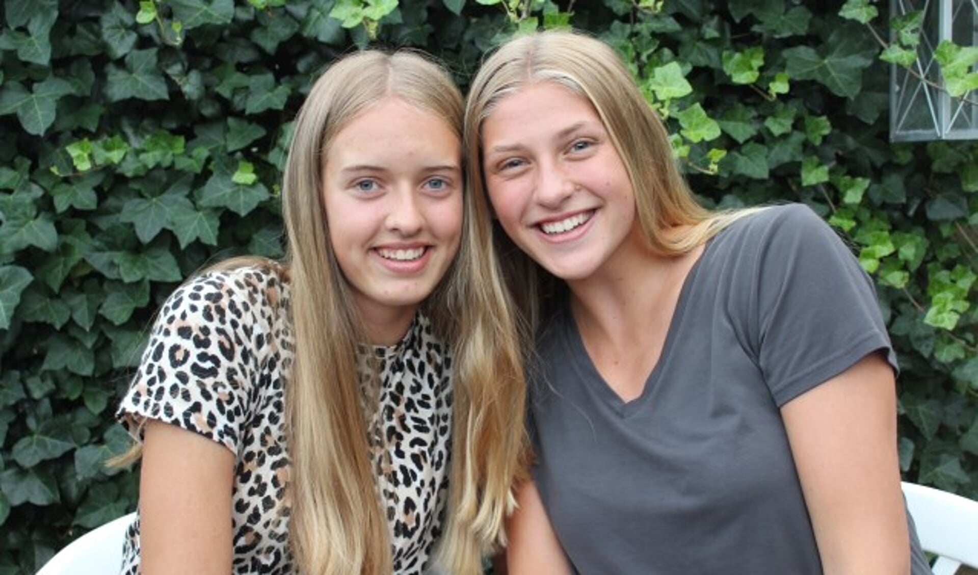Louise Bijlsma (l) en Elles Dambrink: volleybalvriendinnen van hoog niveau.