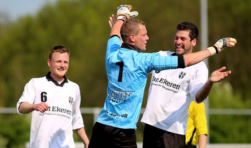 • Dennis Rooijackers blij na een gestopte strafschop (archieffoto).