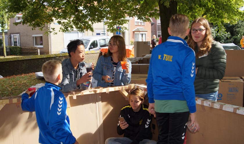 • Tijdens het bouwen van de hutten was het nog zonnig...