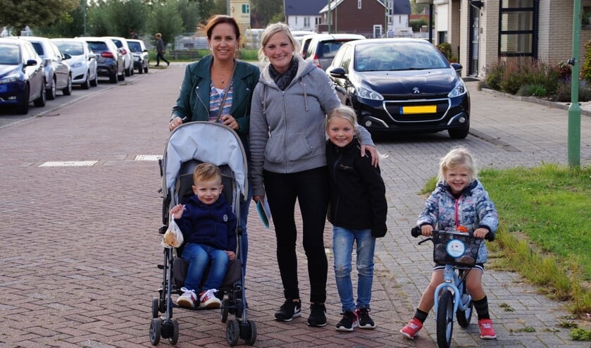 • Jong en oud wandelde mee in Nieuwendijk.