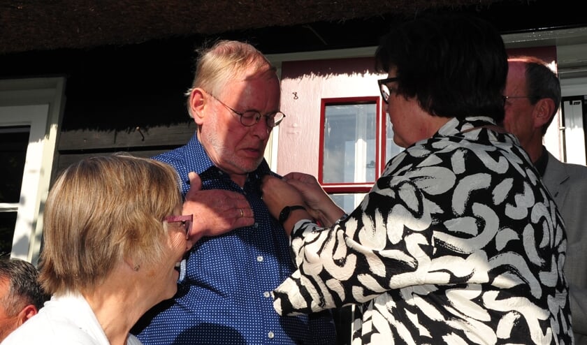 • Jan Dubbeldam krijgt het knopje opgespeld