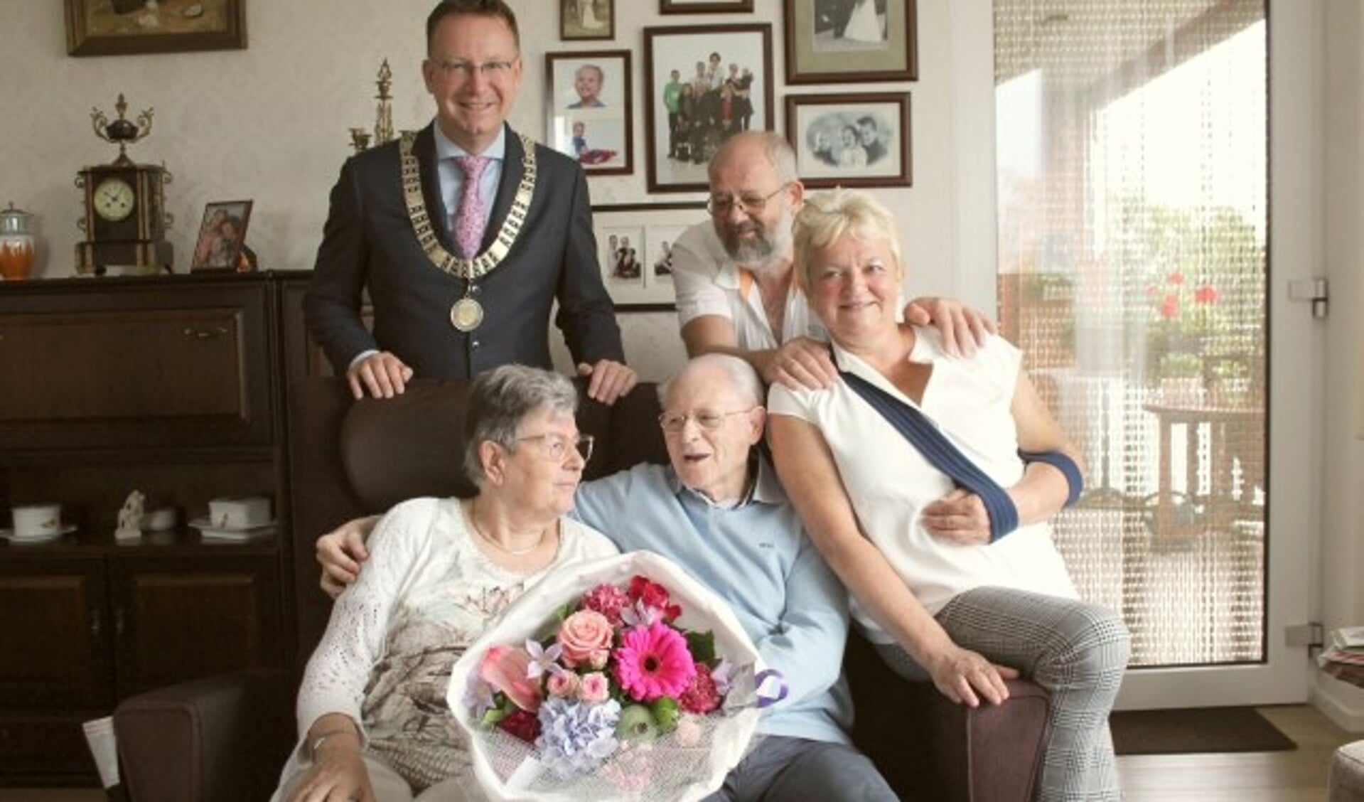 Na een jaar verkering en 60 jaar samen nog altijd gelukkig: het echtpaar Plug, omringd door zoon Jan met echtgenote en burgemeester Van Domburg. (Foto: Lysette Verwegen)