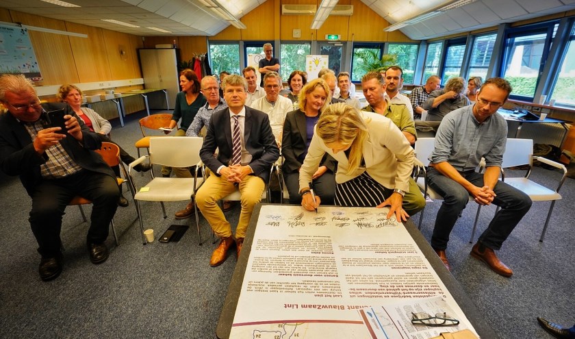 • Anneke Knol van de provincie Utrecht ondertekent het Beheerconvenant Prachtlint.