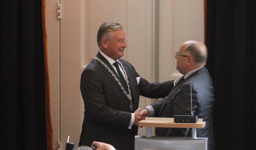 • Kees Metz heeft zojuist de ambtsketen overgedragen aan Pieter van Maaren.