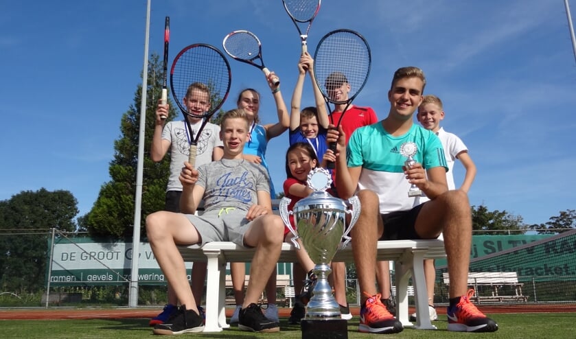 • De prijswinnaars van het jeugdclubkampioenschap van SLTV Racket.