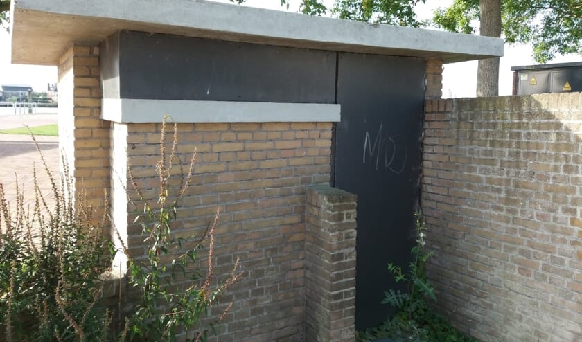• Het vervallen plashuis bij de Veerpoort.