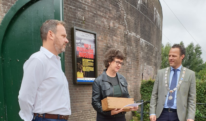 • Peter den Tek, ambassadeur Lyndal Walker en loco-burgemeester Van Stappershoef.