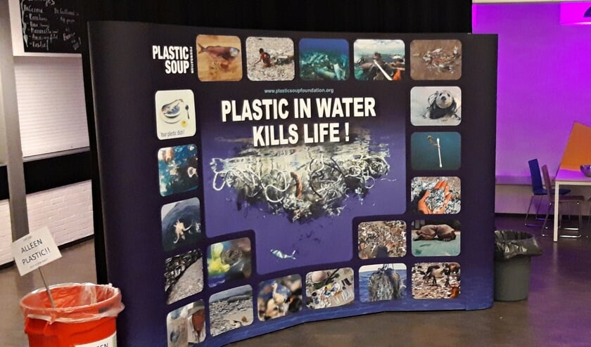 • De wand van de Plastic Soup Foundation tijdens de Kerstmarathon op het Schoonhovens College.