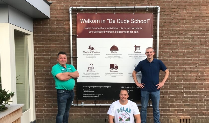 • V.l.n.r. Marco van der Zwan, Jeroen van Houdt en Edwin Sankalla. Feestcommissielid Tom Roubos ontbreekt.