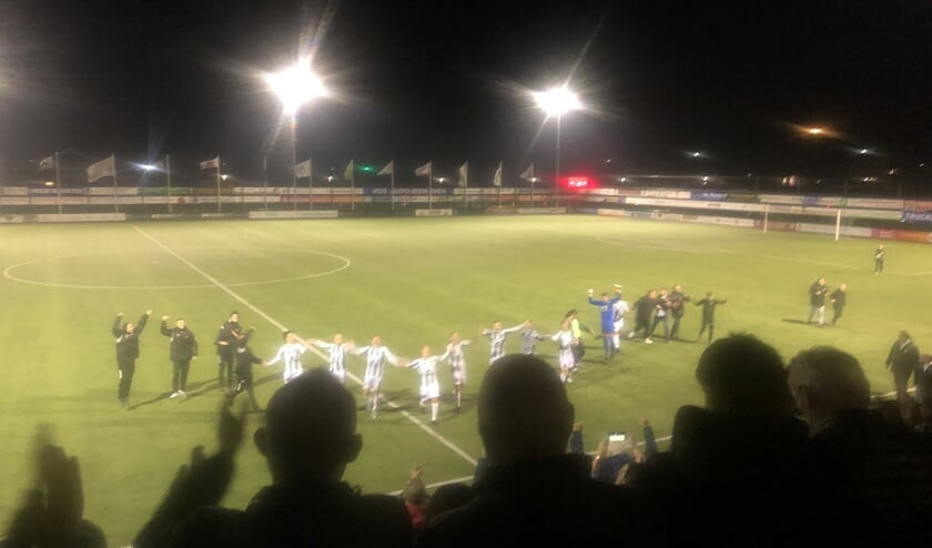 • Achilles Veen viert feest na de bekerzege op HHC Hardenberg.
