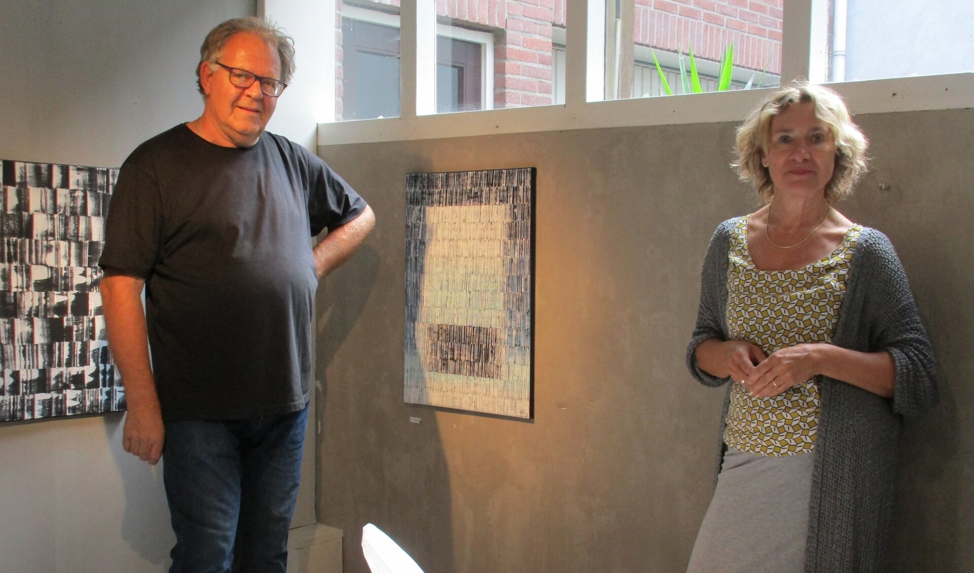 • Gerard Akerboom en Beatrijs Schweitzer bij hun werk in de expositieruimte aan de Hoogstraat in Leerdam.